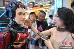 ”数字华夏公共关系取事务部总司理吴为接管采 
